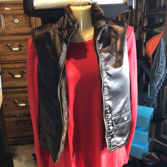 Reversible faux fur vest. - Picture 5 of 6